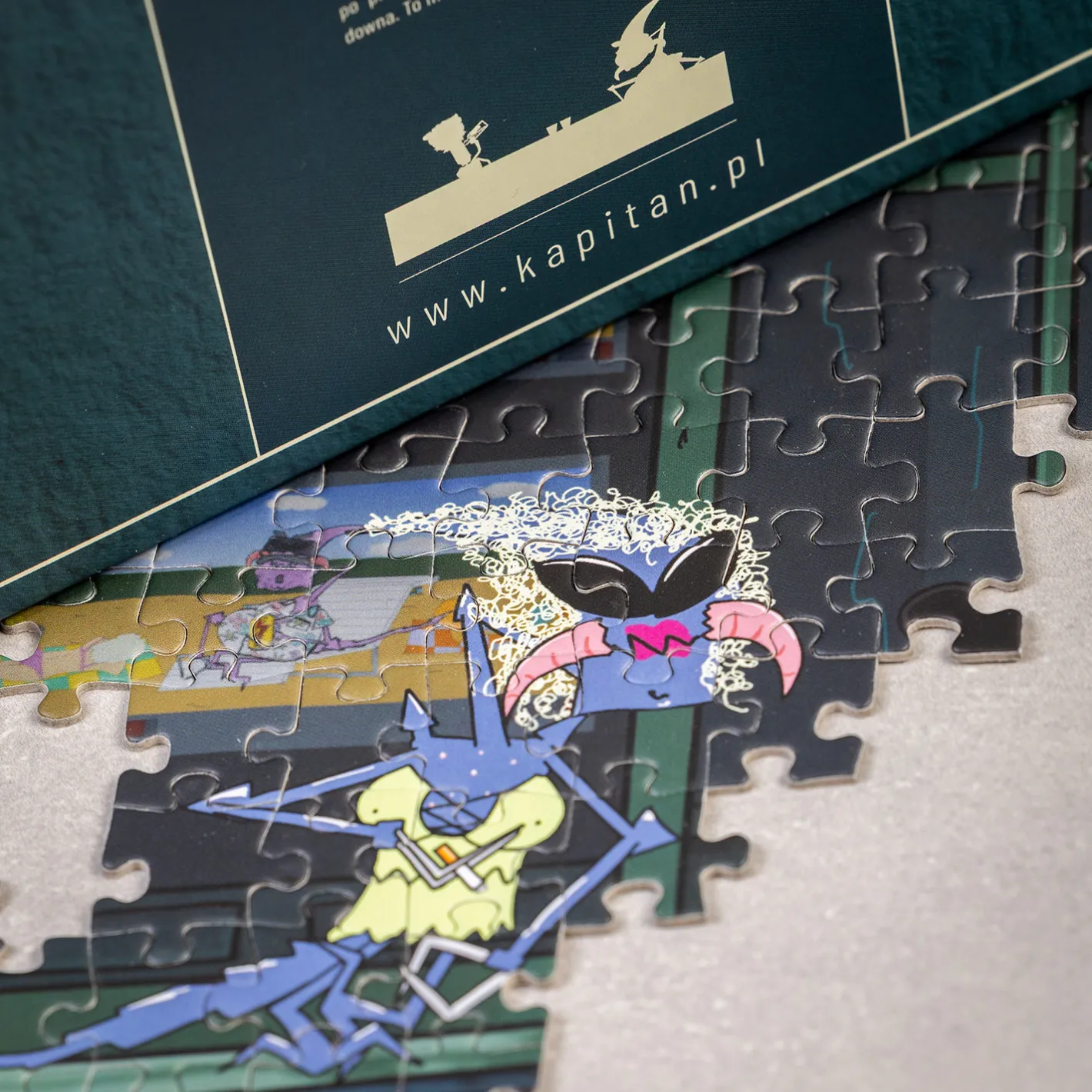 Kapitan Bomba Puzzle 1000 elementów – Środowa Noc | Kantyna Laser > Gadżety